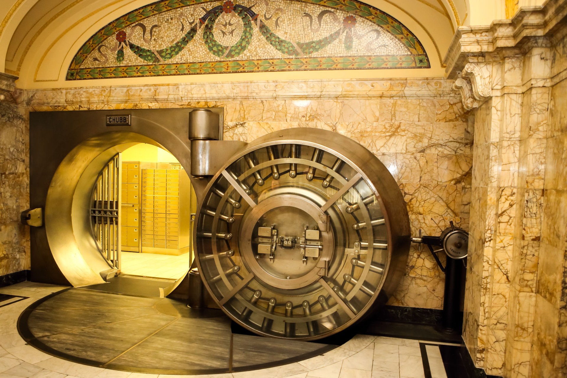 Geöffnete historische Tresortür mit Schließfächern in 48 Martin Place, Sydney.