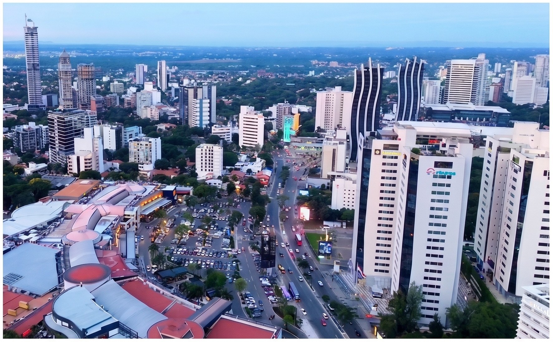 Luftaufnahme desselben Stadtraums rund um das Shopping del Sol in Asunción im Jahr 2025 mit dichter Hochhausbebauung.